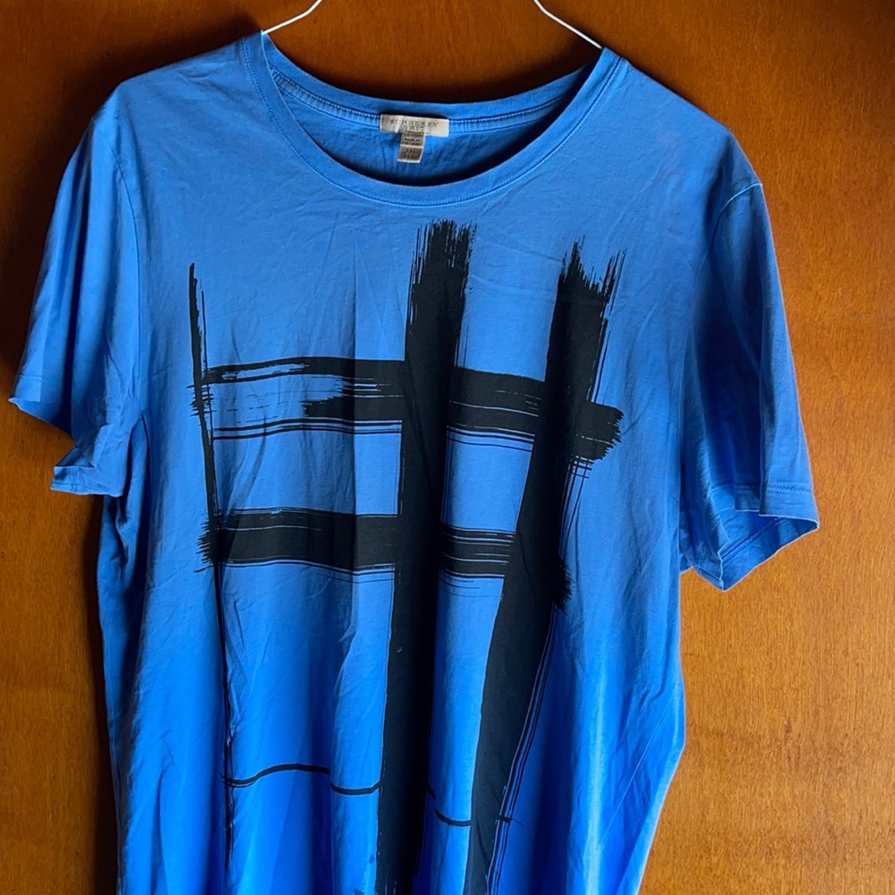 Burberry t-shirt I know it says XXL as it’s size but it fits more like a L or XL